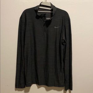 Men’s Nike Half Zip. (M)